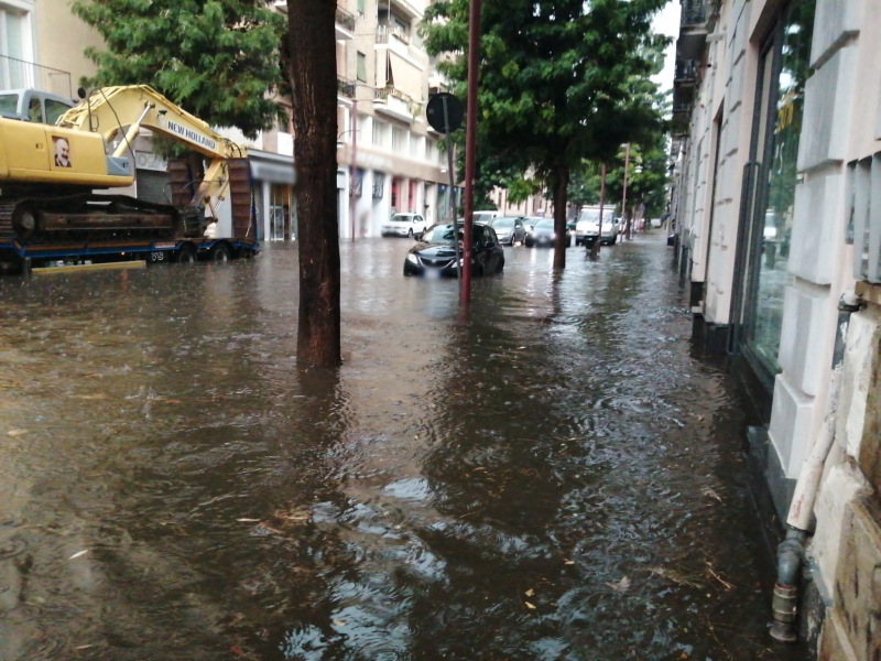 Caserta Le Foto Maltempo Su Corso Trieste Un Fiume D Acqua